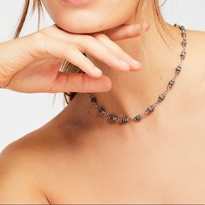 Glimmer stone necklace